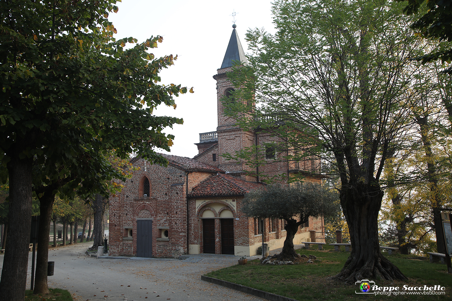 VBS_0870 - I Piloni della Via Crucis del Sacro Monte di Montà d'Alba.jpg